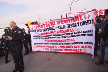 Vecinos bloquean el bulevar Minero en Pachuca.