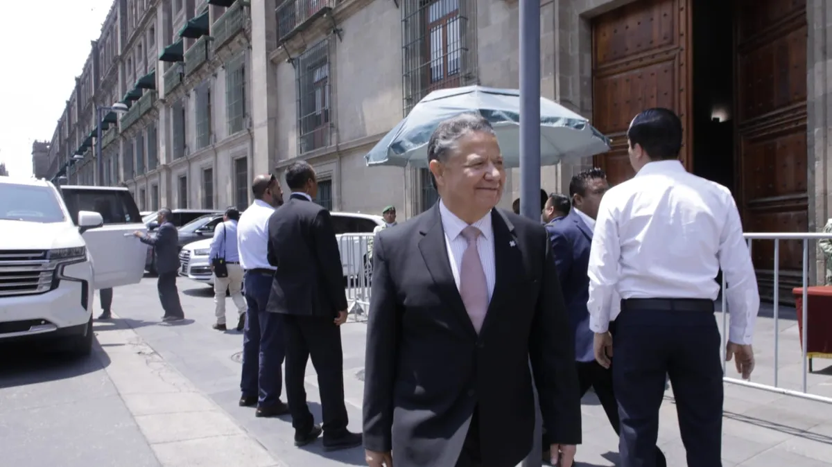 Acude Julio Menchaca a Palacio Nacional para reunión de gobernadores con Adán López