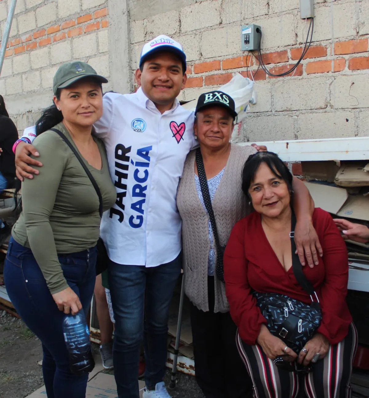 Propone Jahir García una vida libre de violencia y con oportunidades para ellas