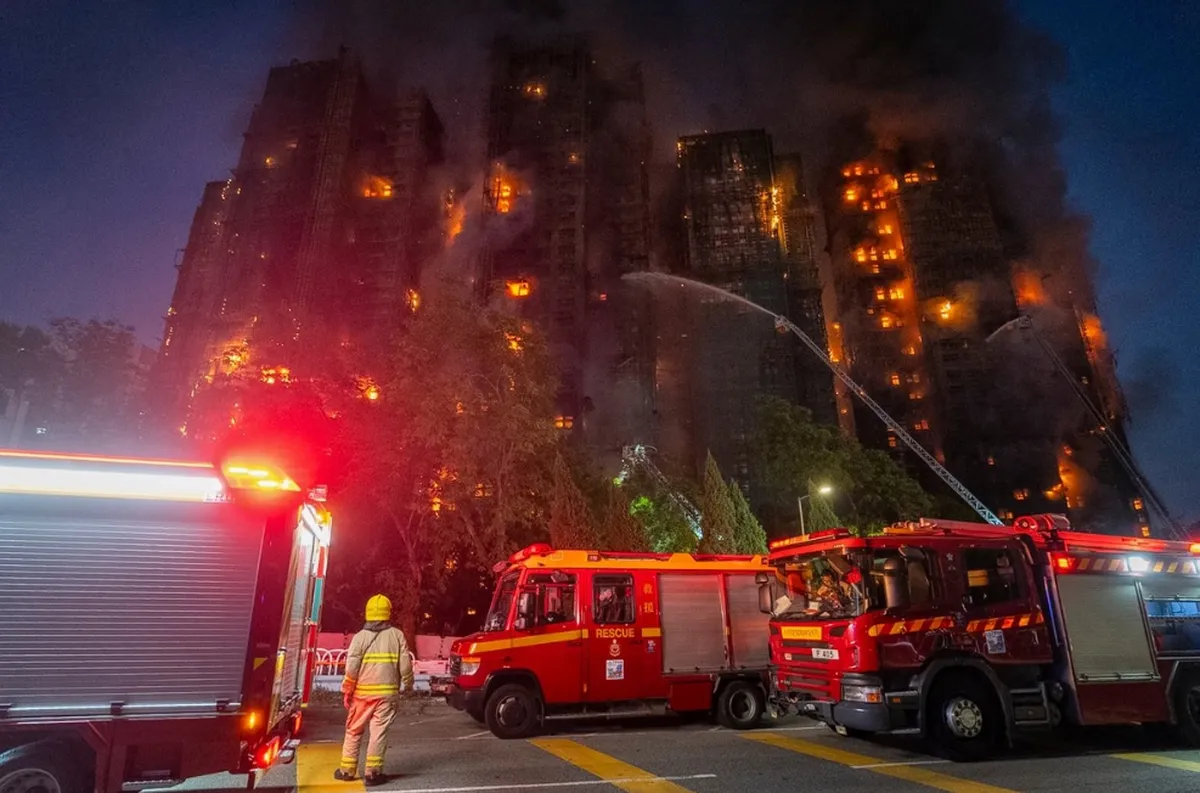 Siete torres afectadas y largas horas de rescate tras un incendio en Hong Kong. Autoridades continúan la búsqueda de sobrevivientes.