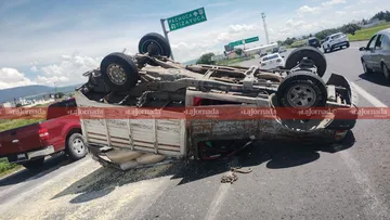Accidente en la México-Pachuca: vuelca camioneta que transportaba maíz y genera caos vial