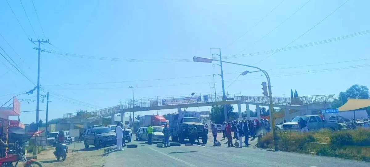 Bloquean carretera México-Laredo a la altura de San Salvador, acusan incumplimiento de la Conagua