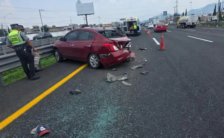 Fuerte choque en la autopista México Pachuca; dos lesionados