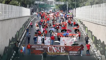 Integrantes de la CNTE marchan en calles