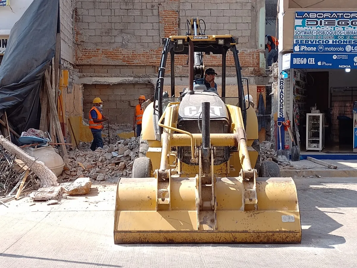 Demuelen edificio en el centro de Tula afectado por la inundación