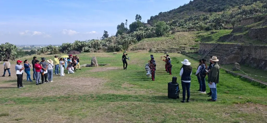 Protestan en Huapalcalco durante evento conmemorativo del INAH
