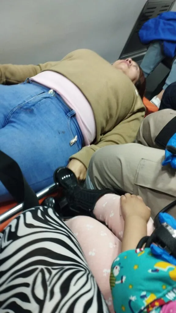 ¡Destrozos y terror! Tráiler robado embiste a una familia durante persecución en Tizayuca