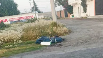 Elementos de seguridad resguardan la zona donde fue localizado un cuerpo en Villa de Tezontepec.
