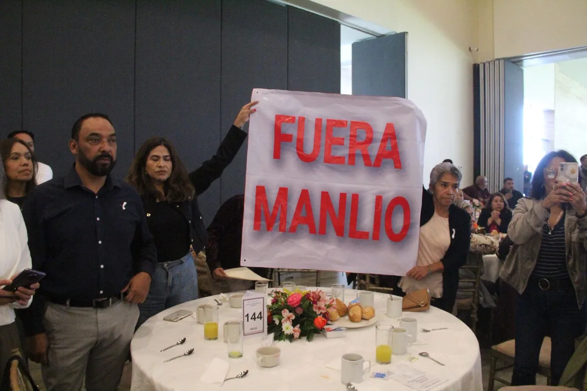 Renuncia del secretario del SUTSPEEH desata aplausos; anuncian nueva elección sindical