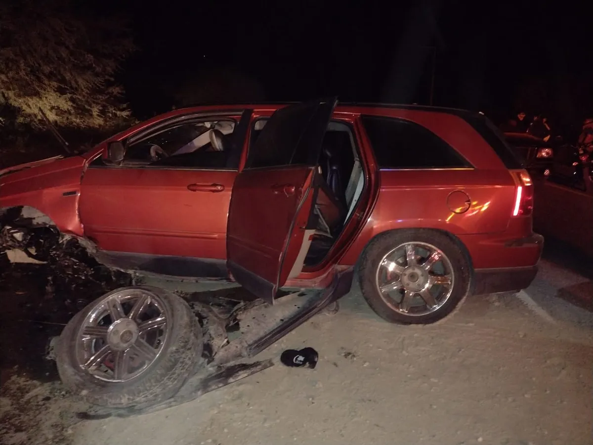 Chocan auto y les hallan armas cortas en Ixmiquilpan