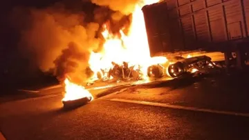 Tráiler en llamas
