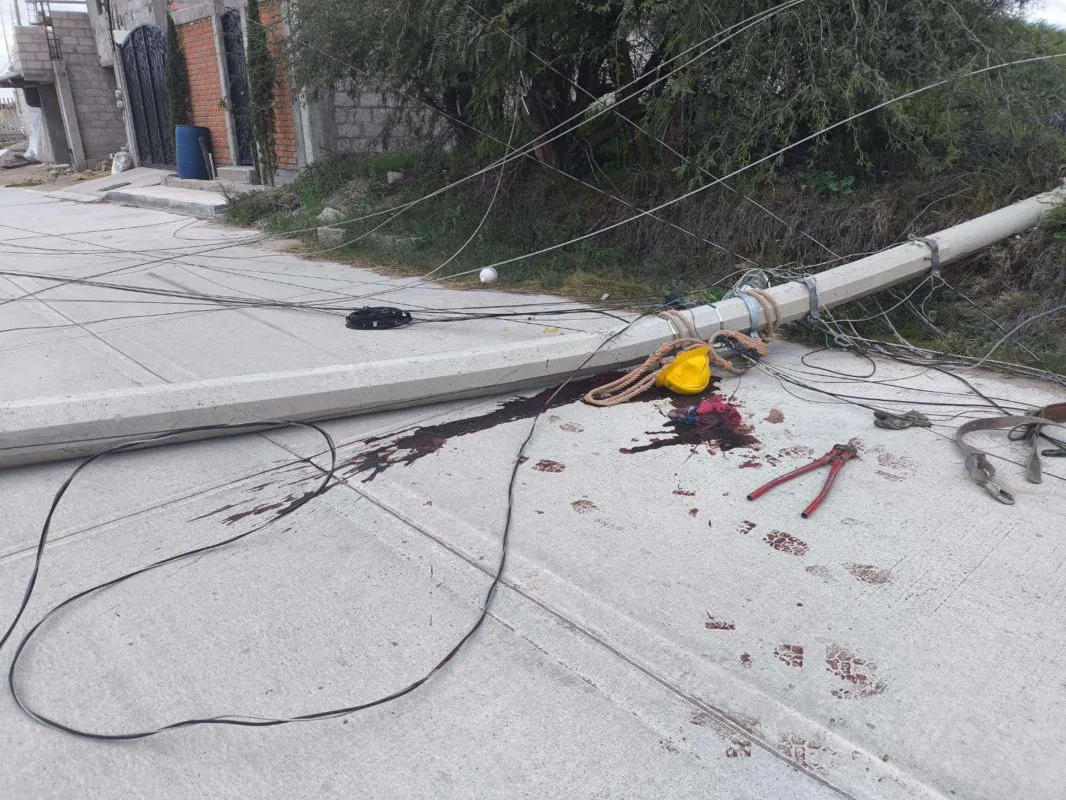 Ixmiquilpan: muere trabajador de CFE, poste le cae encima
