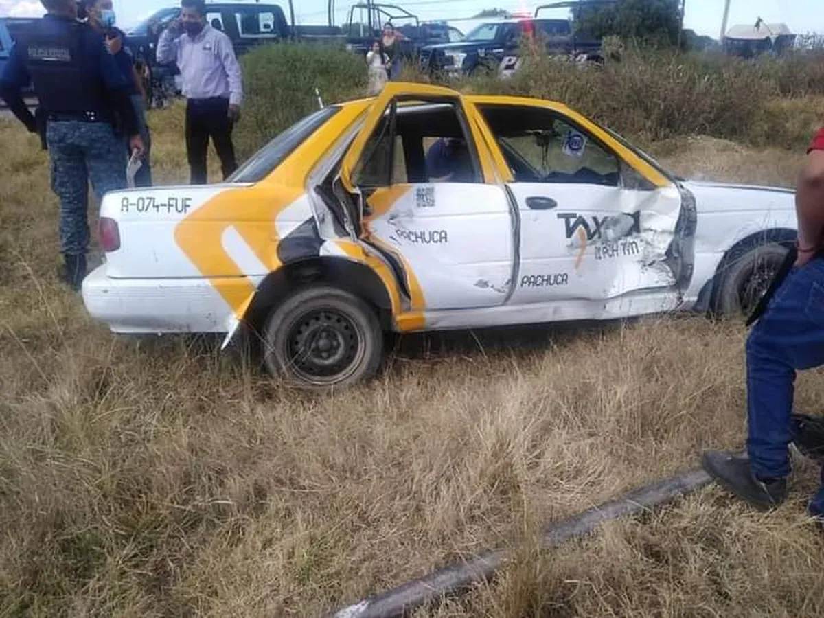 Tren embiste a taxi en Mineral de la Reforma