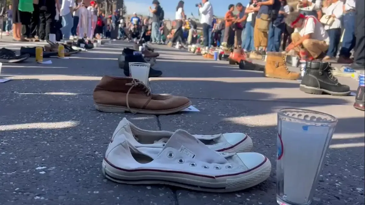 Rinden luto nacional por víctimas de Teuchitlán en el Zócalo de CDMX