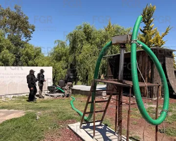 Autoridades federales encontraron un presunto pozo clandestino y equipo de extracción en Hidalgo.