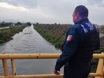 El dren pluvial de la avenida Moreda llegó al 100% de su capacidad en Mineral de la Reforma. Elementos de seguridad auxilian en el traslado de ciudadanos.
