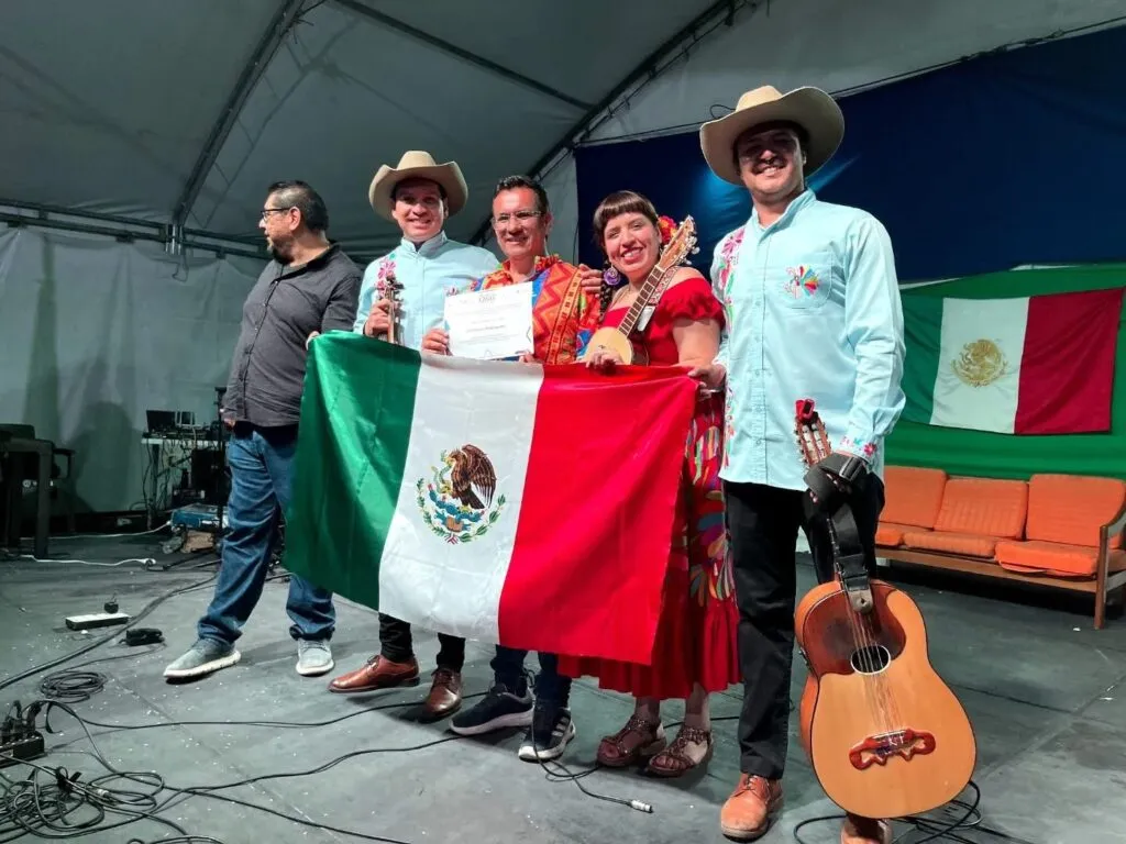 Los Tlacuilos conquistan Colombia con música tradicional