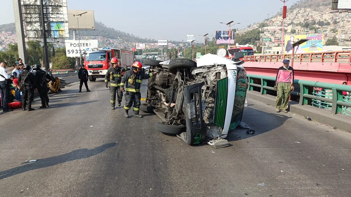 Autopista México-Pachuca: vuelca combi de transporte público