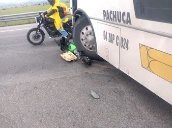 Accidente entre autobús y motocicleta