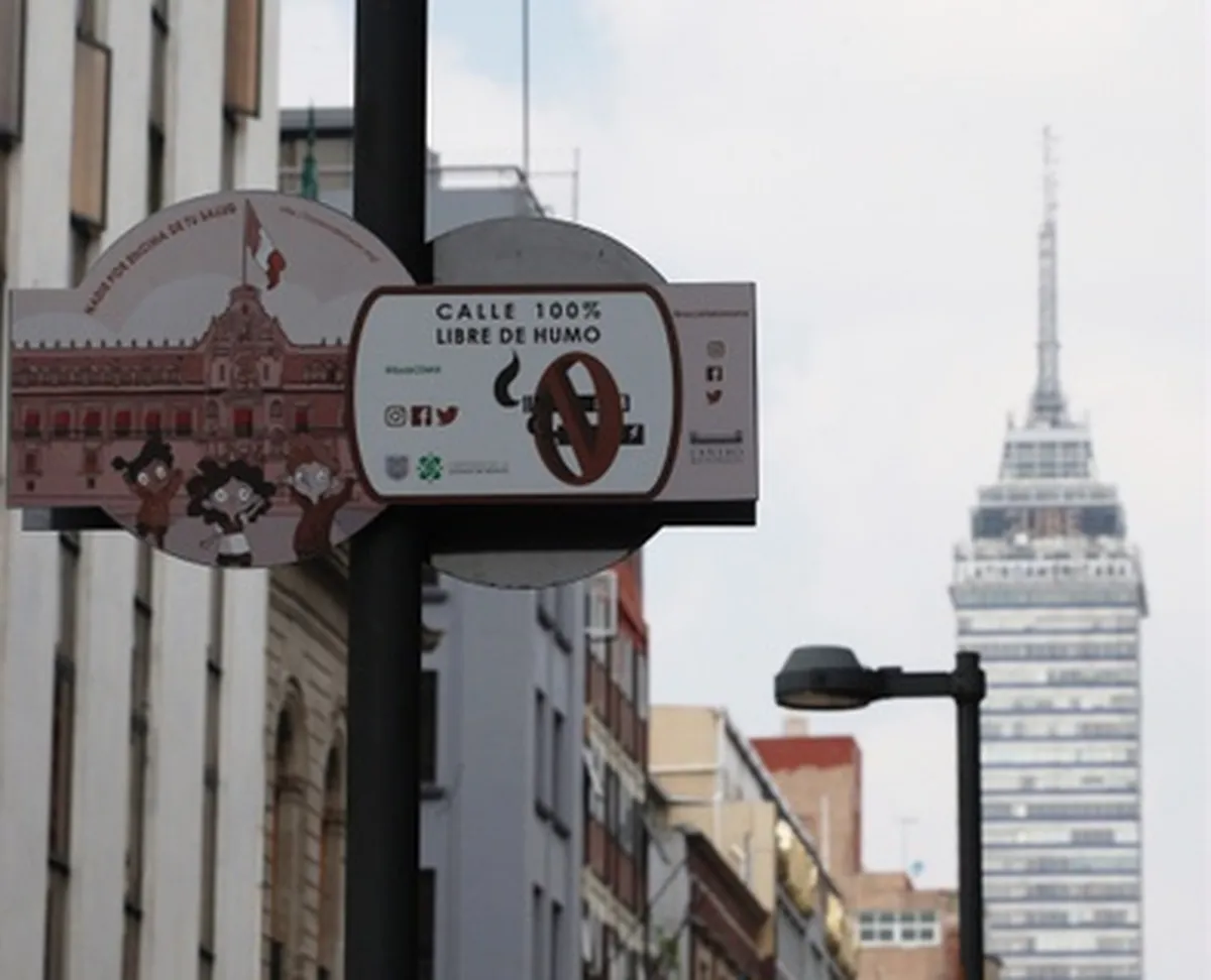 Prohíben fumar en el Centro Histórico de la CDMX