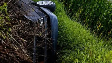 Automóvil atrapado en zanja de aguas negras en Hidalgo
