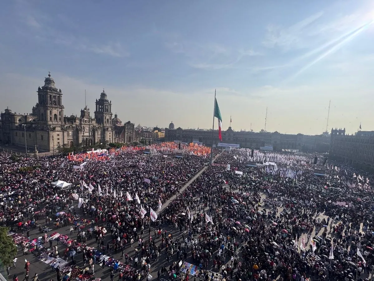 Zócalo desbordado por el festejo de los 7 años de la transformación