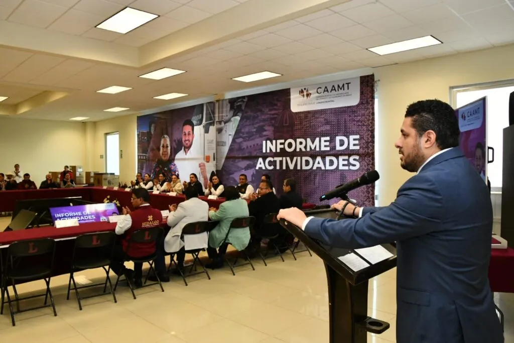 Titular de la CAAMT de Tulancingo utiliza lonas de informe para autopromocionar su imagen y la de la alcaldesa