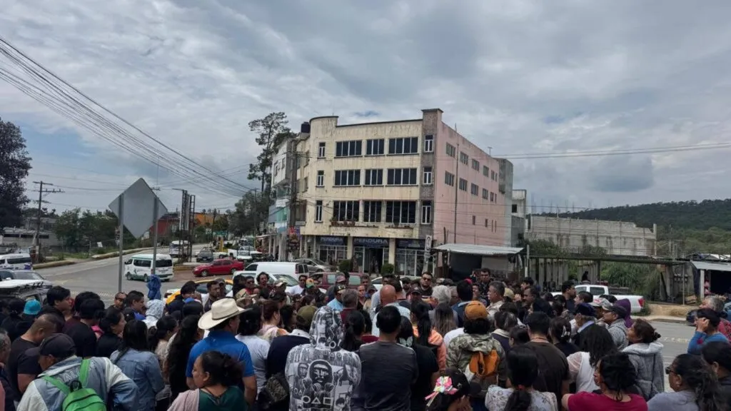 Habitantes bloquean carretera de Hidalgo; exigen seguridad vial