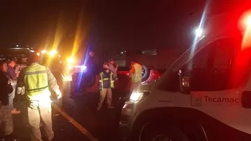 Choque y volcadura de automóvil sobre la autopista México-Pachuca