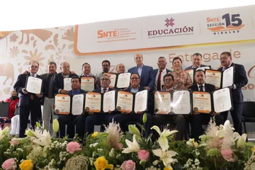Reconocen trayectoria de mil 912 trabajadoras y trabajadores de la educación