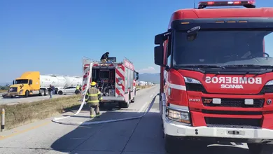 Bomberos atienden emergencia de pipa cargada con gas durante bloqueo en el Arco Norte