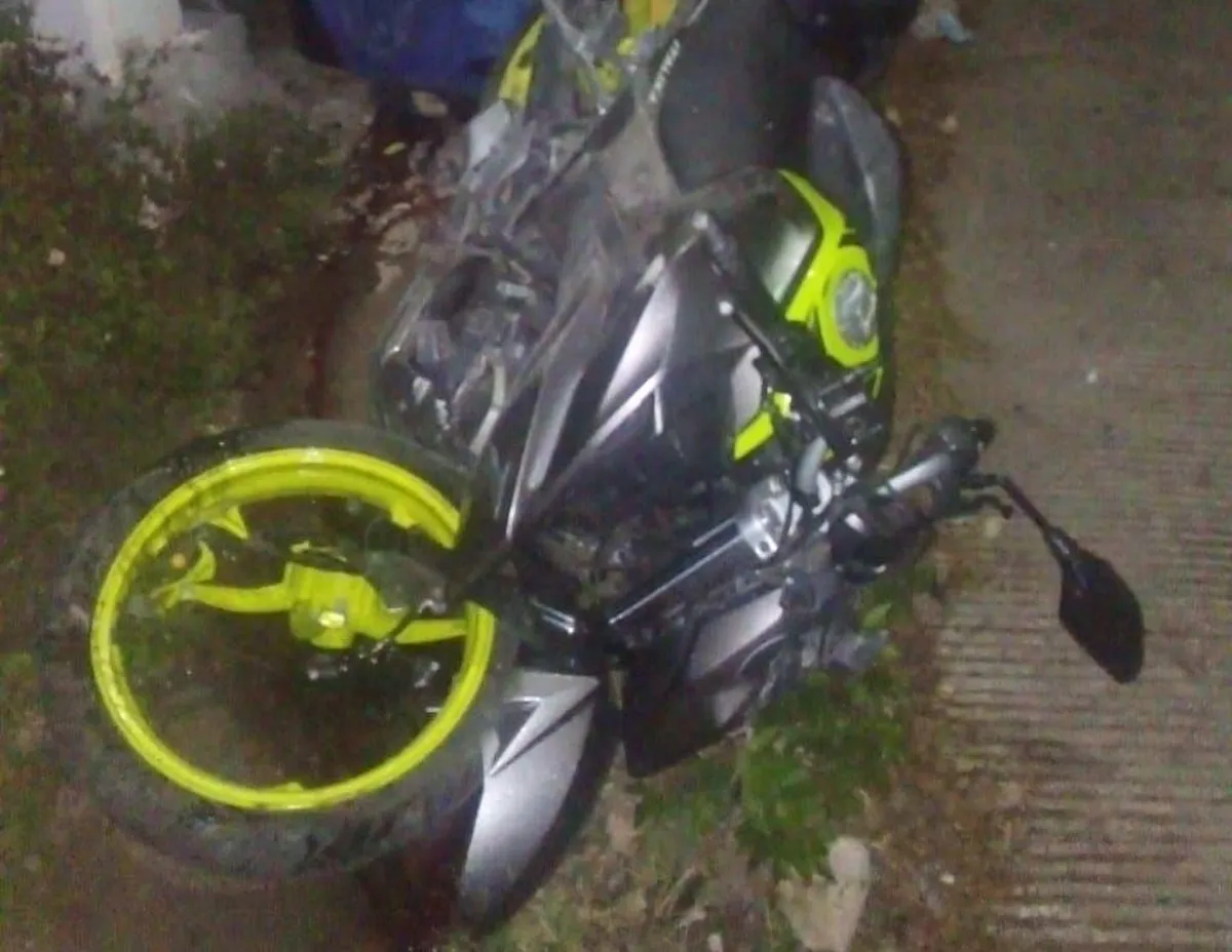 Motociclista se impacta contra poste de luz y muere al instante