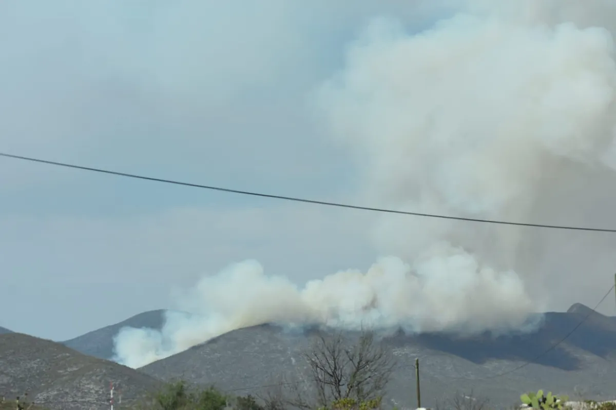 Pobladores de Ixmiquilpan piden intervención aérea para combatir incendio forestal