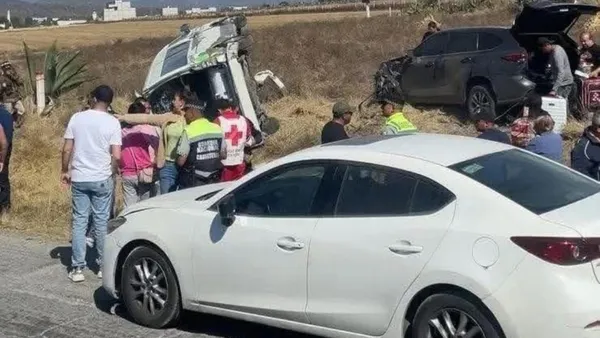 Accidente entre Urvan de transporte público y camioneta