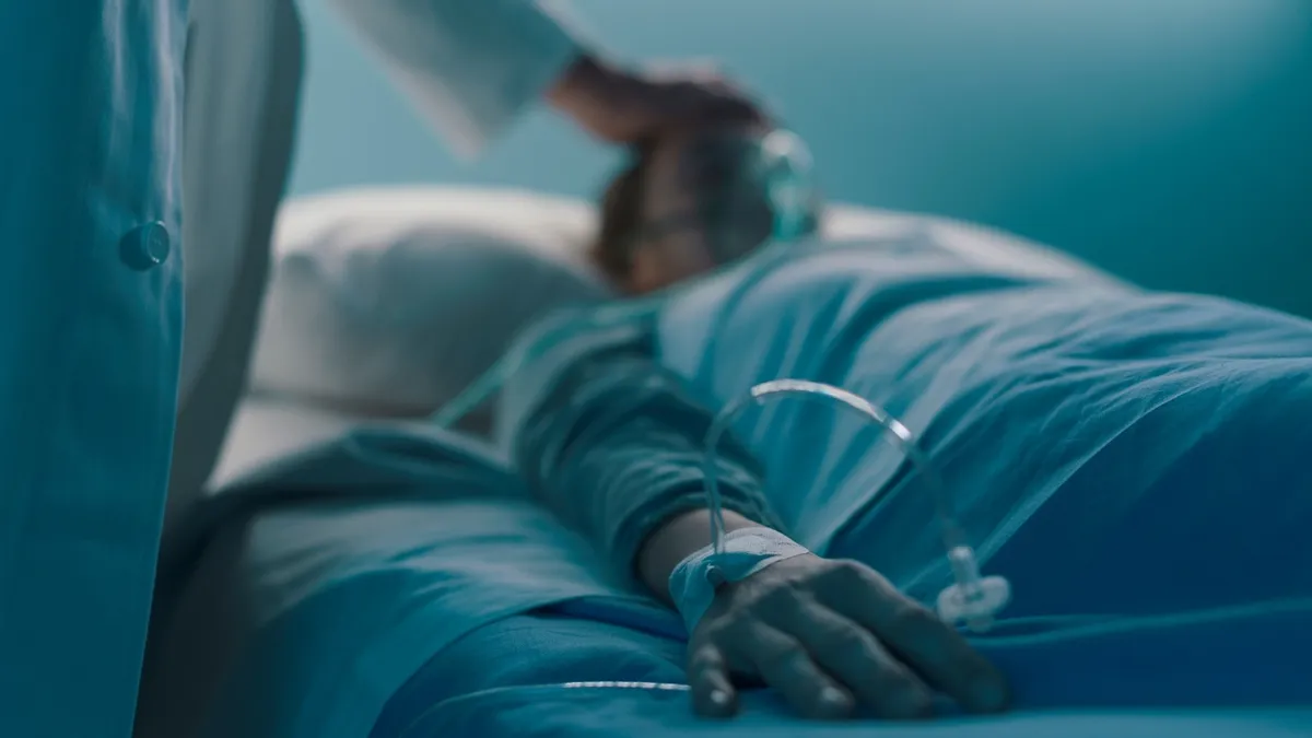 Hombre en cama de hospital