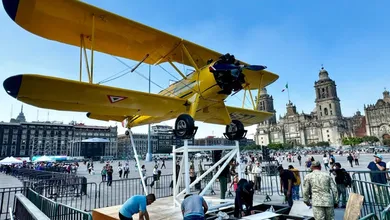 Además de las representaciones teatrales, se preparan carros alegóricos con figuras de cada personaje: tráilers con grandes sombreros, lentes y rostros de figuras históricas.