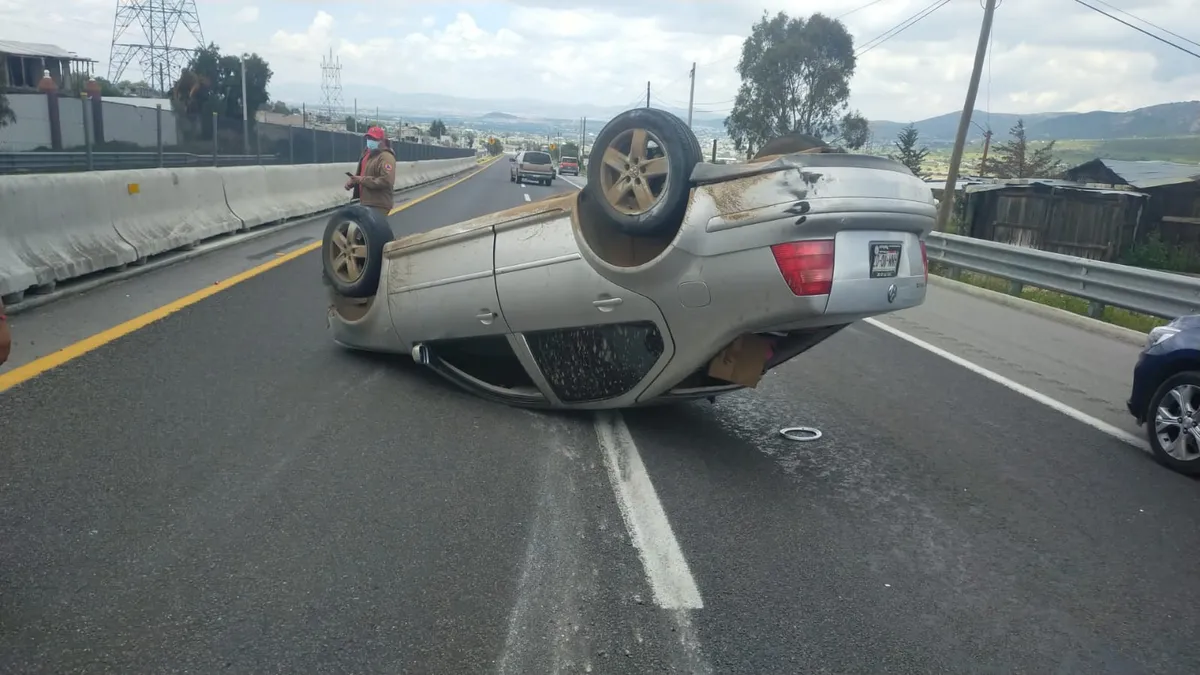 Vuelca auto en la Pachuca-Tulancingo: dos lesionados