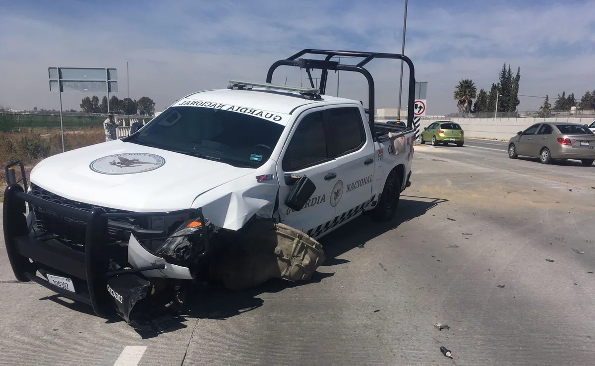 Choca patrulla de la Guardia Nacional y camioneta en el AIFA