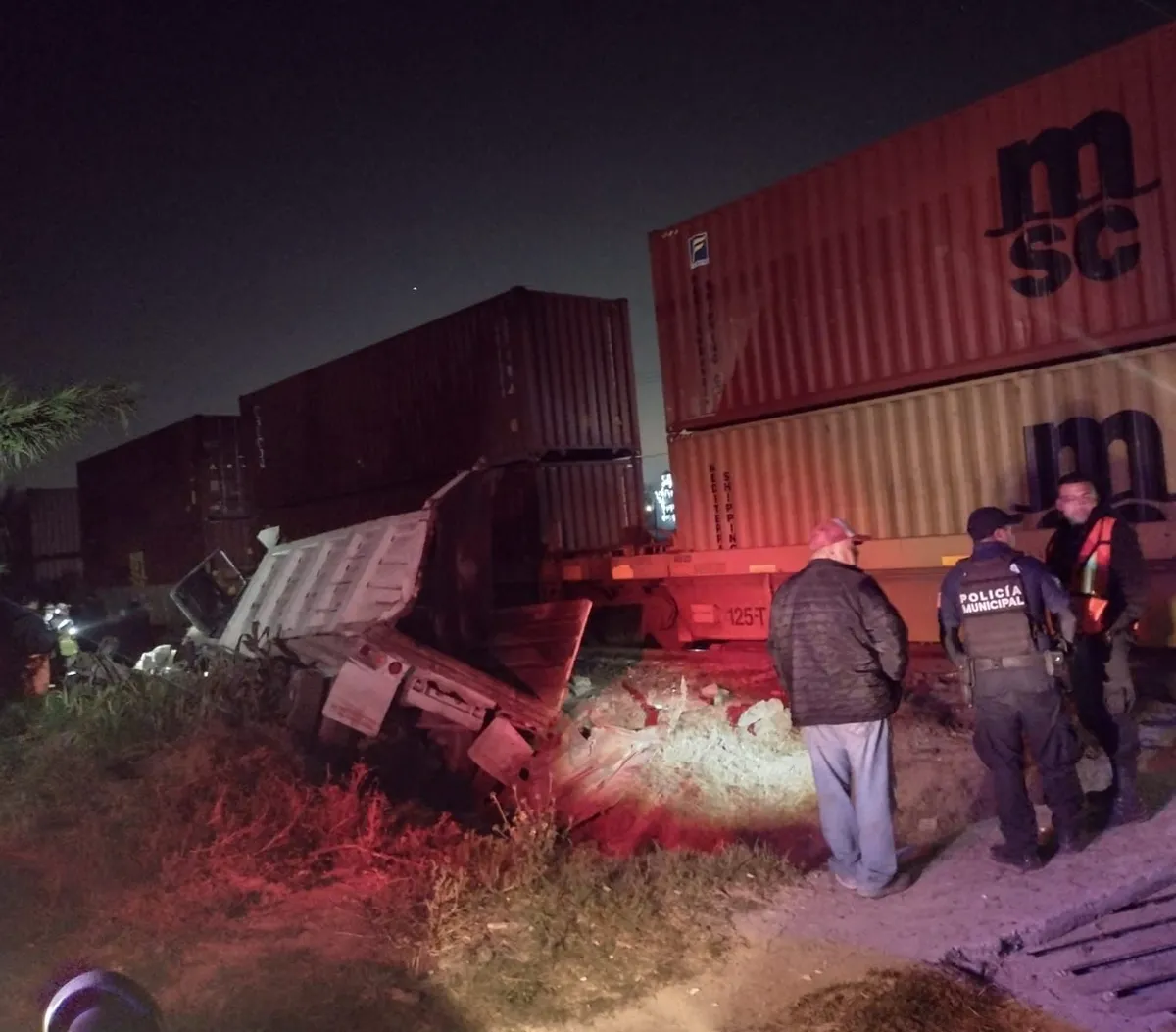 Tren se lleva camión de volteo en Atitalaquia