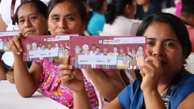 Personal de Sebiso entrega tarjetas de programas sociales a beneficiarios en Hidalgo.