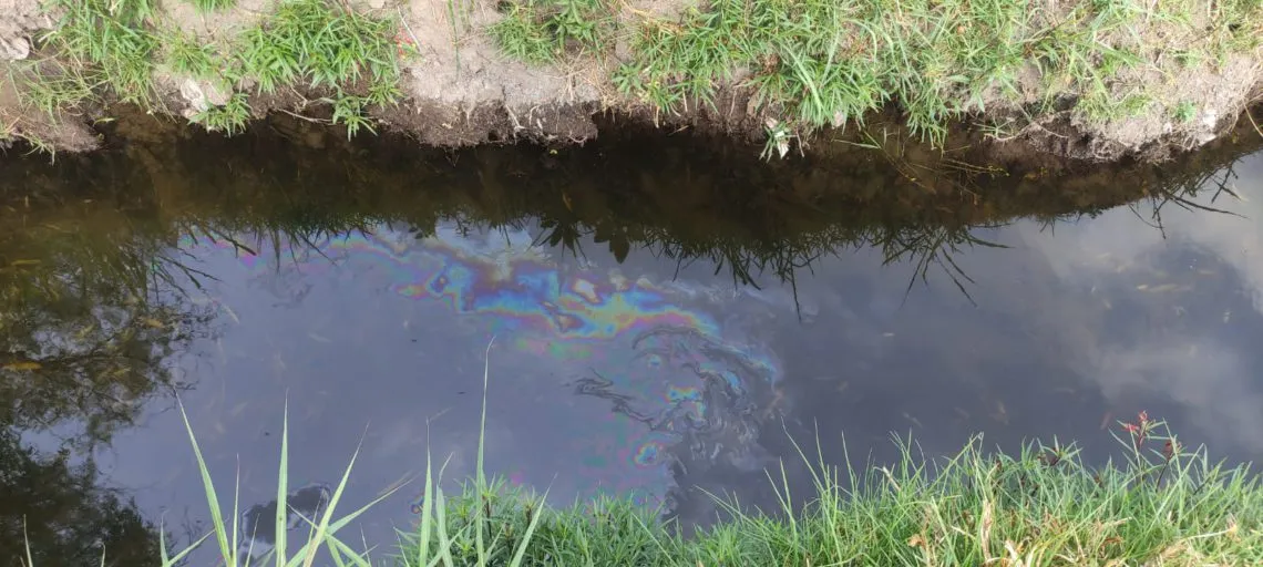 Fuga de combustible en Tepeji contamina río