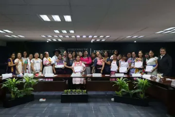 Recibe programadora indígena hidalguense premio nacional de Inmujeres e INPI