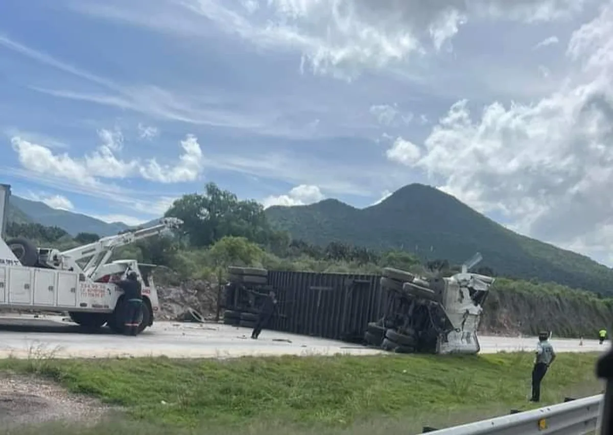Autopista Arco Norte: vuelca tráiler y reportan tráfico interrumpido