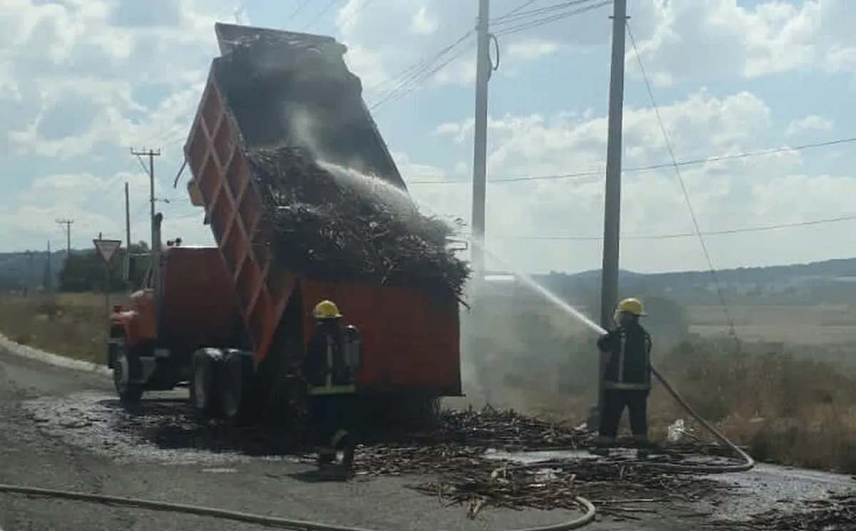 Se incendia camión con zacate en la Pachuca-Sahagún