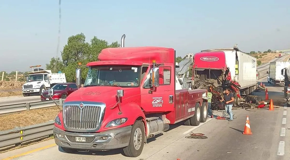 Aparatoso choque de tráiler sobre la autopista Arco Norte