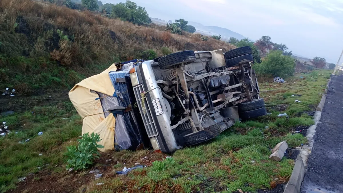 Vuelca camioneta en autopista México-Tulancingo: no hay lesionados de gravedad
