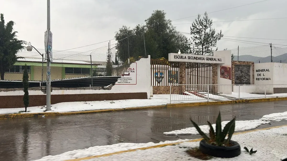 Colapsa barda de secundaria en Mineral de la Reforma tras lluvias; SEPH garantiza regreso a clases