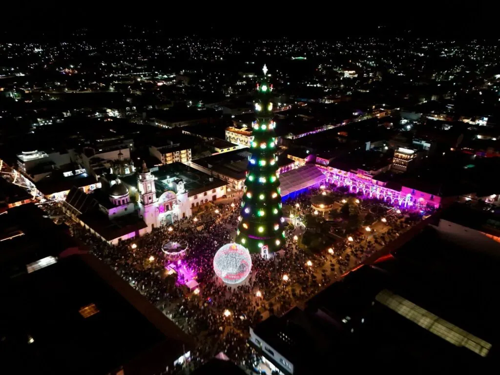¡La Navidad ya empezó en México! Descubre dónde ya encendieron el árbol y viven la magia decembrina