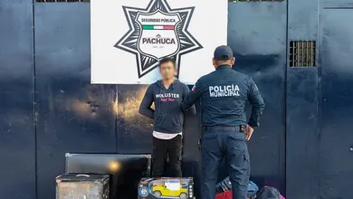 Policías municipales de Pachuca realizan la detención de un presunto responsable de robo a vivienda en Santa Julia.