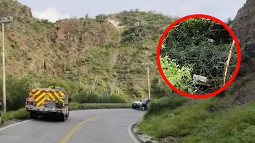 Camioneta accidentada en barranco en la carretera Tasquillo-Zimapán